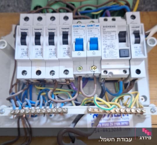 לוח חשמל עם חוטים ומפסקים